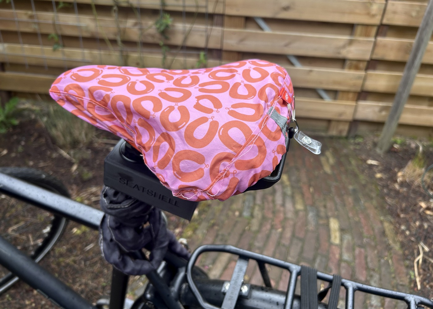 SeatShell met hoes over het zadel