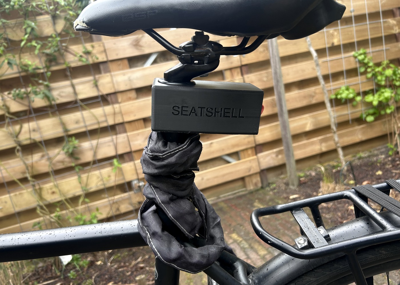 SeatShell gemonteerd aan de zijkant onder het zadel